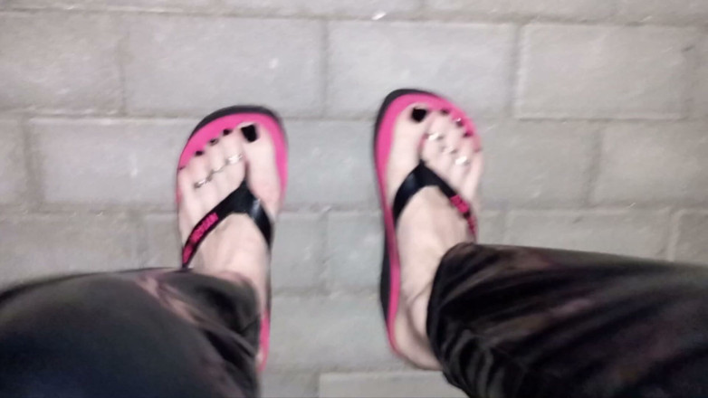 Heelex: Travestiet in sexy teenslippers en latex legging