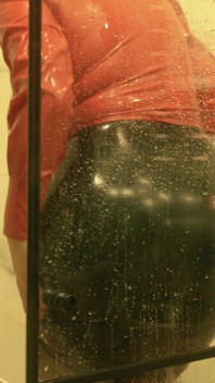 MILF sexy en caoutchouc en latex - strip-tease sous la douche