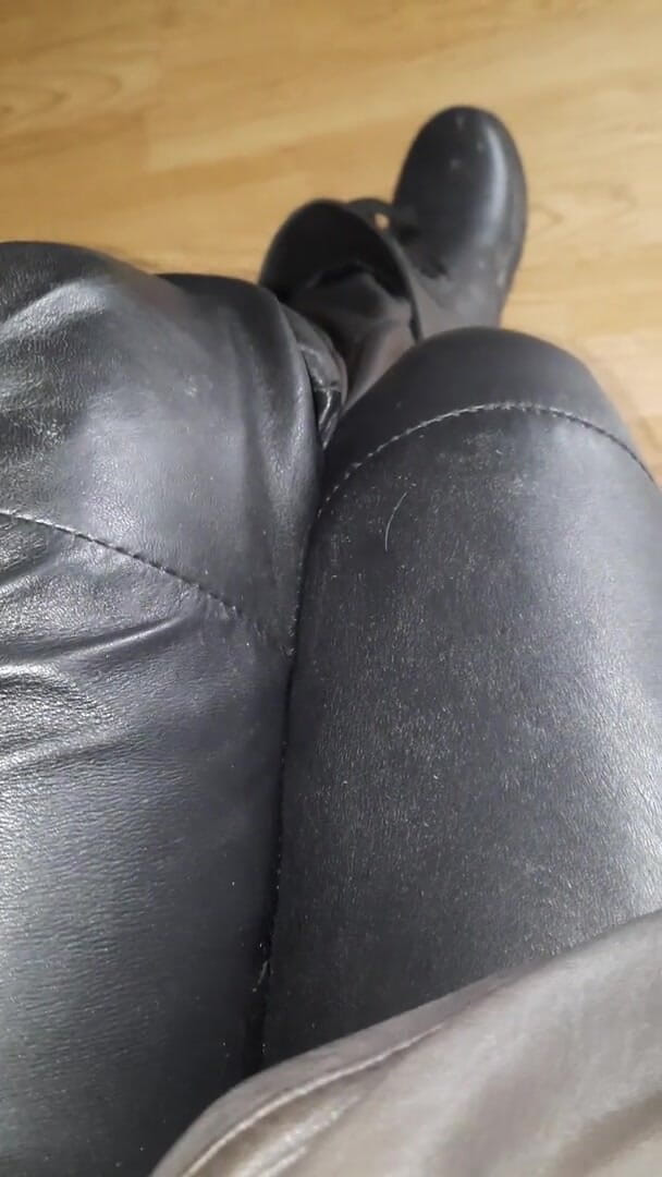 SinDee: Dirty rubberboots with leatherpants