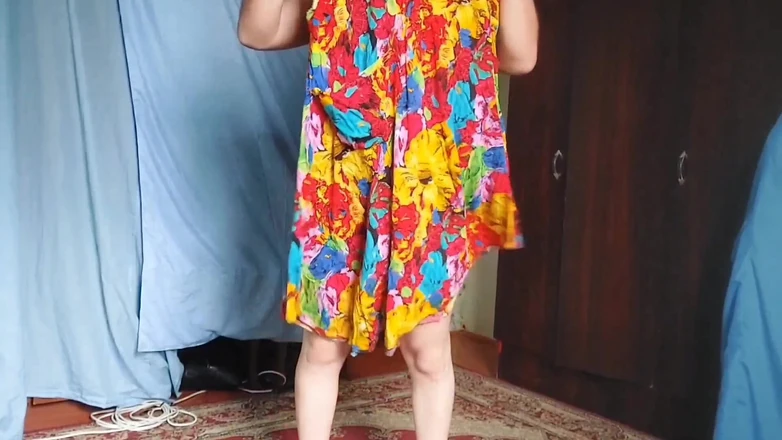 Kitty_Cross: Adik tiri selingkuh di kamar pribadinya dengan rok mini merah...
