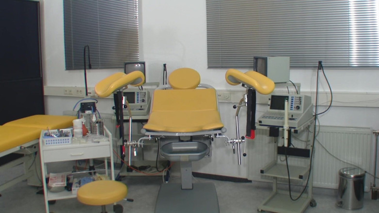 Rubber & Clinic Studio - 1ATOYS: Au bureau gynécologique - quelques auto-injections