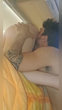 Všechno do jejího zadku a pak ji přivedu k orgasmu jazykem