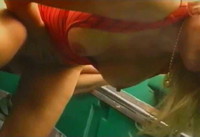 Fuck me Hard: Jantan tua mengongkek MILF blonde di tandas luar