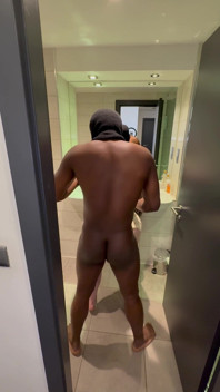 Meio-irmão me fode no chuveiro em um hotel 5 estrelas