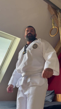 Lutador de karatê recebe seus músculos adorados e se masturba