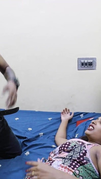 SEKSI ÇIFT ORADA ODADA SIKILIYOR VE ÜVEY BABALARı SERT SIKIŞMEK IÇIN GELIYOR VE KATıLıYOR