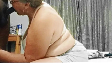 70 yaşındaki deneyimli orta yaşlı seksi kadınla anal seks