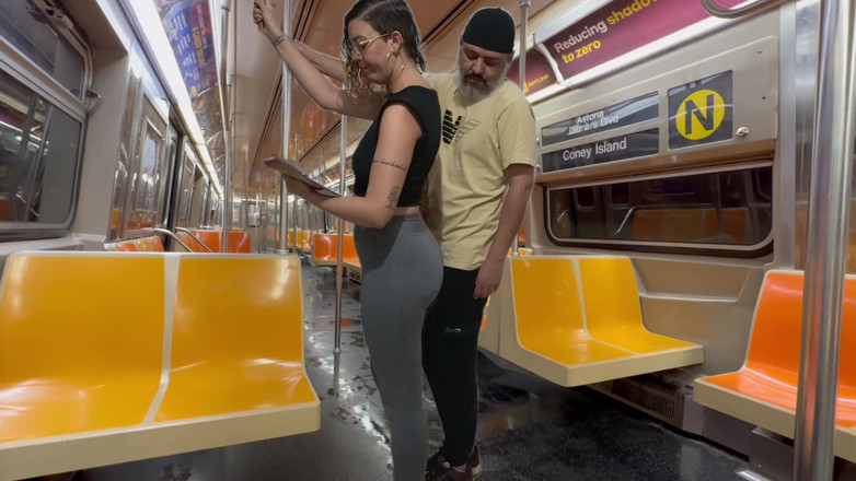 Gabi SweetCouplesStories: Une étudiante se fait éjaculer dans le métro de New York.