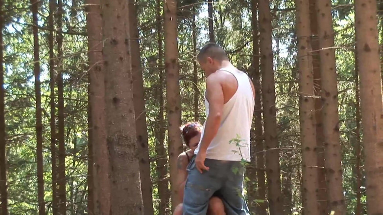 Mature Climax - 100% Mature Videos: Pelirroja perra follando en el bosque