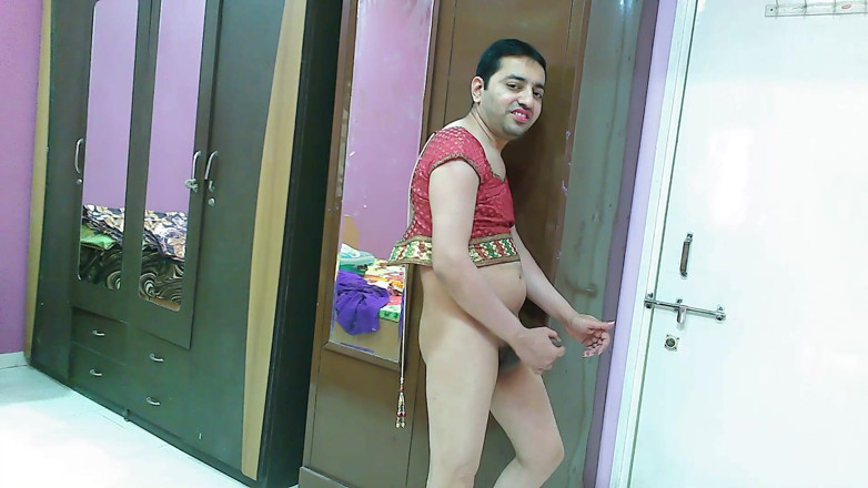 Cute & Nude Crossdresser: Travestit efeminat sexy femboy Sweet Lollipop într-un blugiu de top și slab.