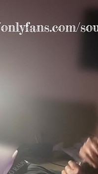 Ssanie jego penisa podczas oglądania filmu, który zakładam