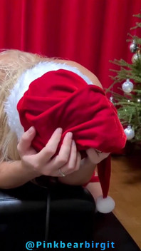 Stoute elf rijdend met Sybian-seksmachine tot luid gekreun en echt orgasme