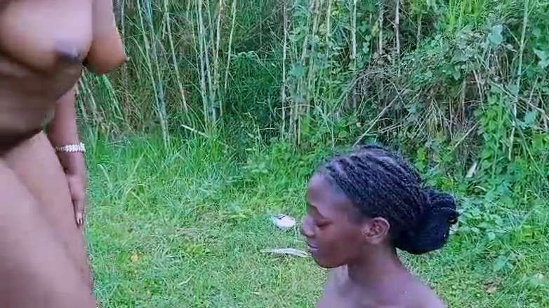 African Beauties: MILFka Nikkie a její teen gf dildo šukají v parku