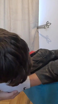 Twink uctívá moje velké zpocené nohy