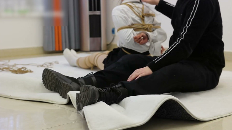 Asian bondage: Lanové pouta zavalité přítelkyně, zažívající konečné omezení zadní ruky