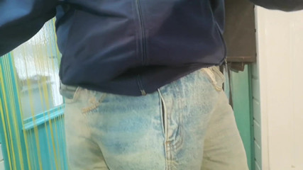 Monster_Meat_: Adidas-junge mit extrem großer jeans beule