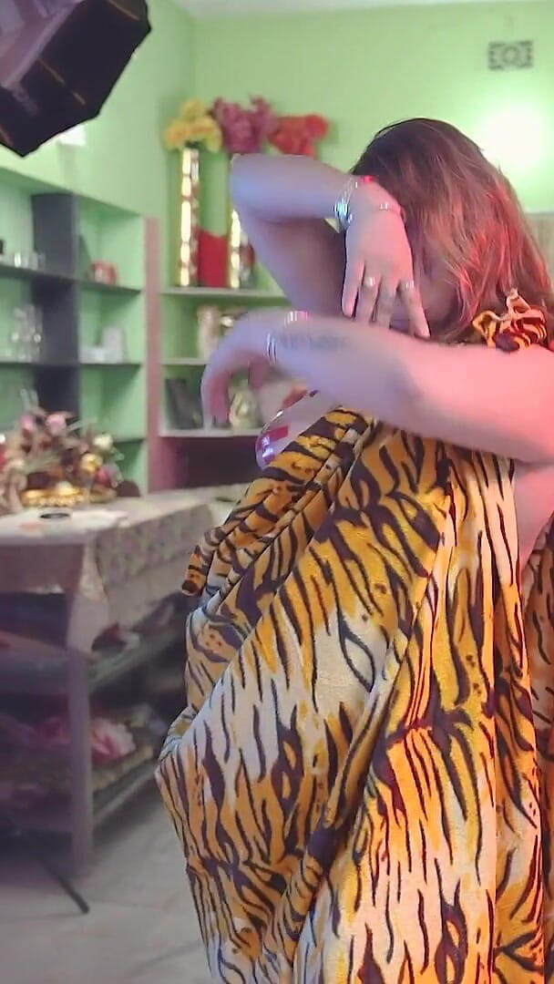 Cine Flix Media: Une Bhabhi Russe Desi Se Fait Baiser Ensemble Par Tous...