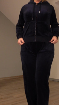 Une fille dans un joli survêtement juteux bleu foncé et doux d’entraînement couture se fait baiser en position d’os sur le ventre - projectfundiary