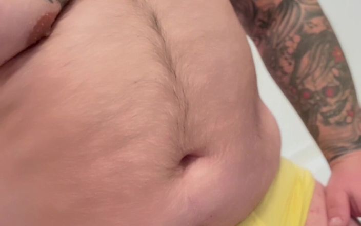 TattedRockerBear: Potetovaný chlupatý medvěd před hraním