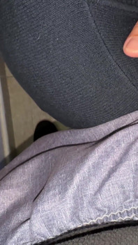 Er Steckt Seinen Penis Auf Ihre Schulter Und Sie Packt Es.