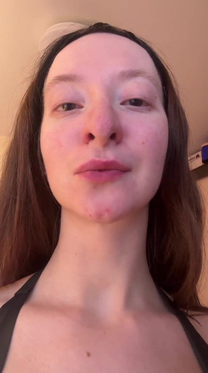 Skinny_lady69: Otevři pro Mě pusu!