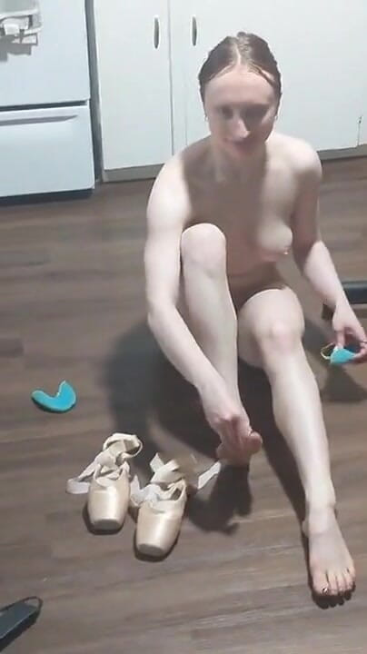 voyeurpervert: Lady Cherry Dance Ballet em Collant e Nua