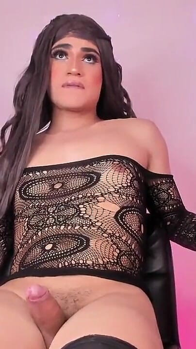 Bellissima transessuale colombiana si strofina il pene contro il bordo delle mutandine fino a bagnarsi completamente (Bella Duval) Beautiful Colombian Shemale Rubs Her Penis Against the Edge of Her Panty Until She Gets Everything Wet (Bella Duval)