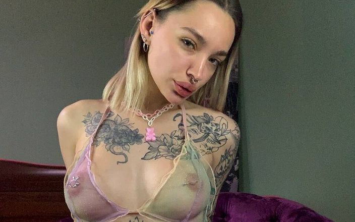 Bladd models: Quente sexy tattoed garota striptease.