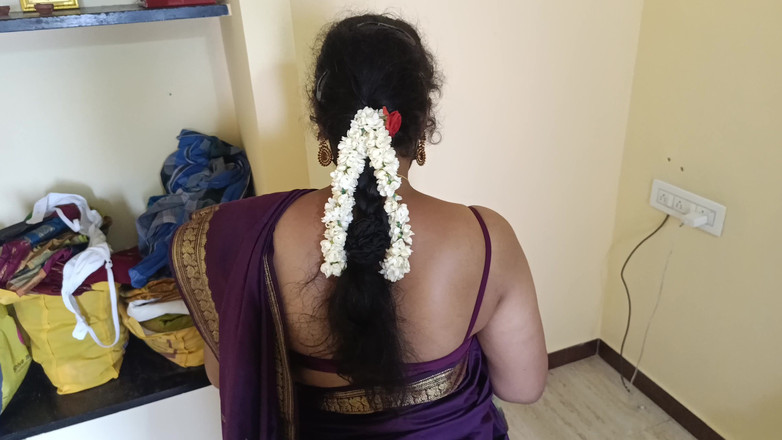 Pushpa studio: Une femme au foyer travaille à la maison avec sa demi-sœur...