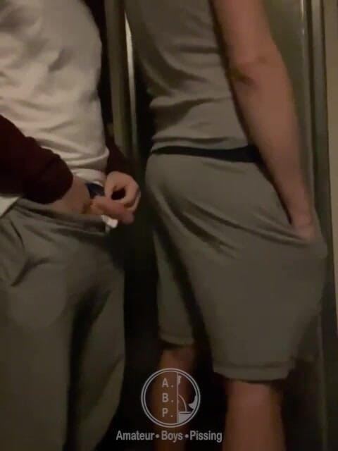 AmateurBoysPissing: Noaptea târziu, stradă goală... Un băiat heterosexual a decis să...