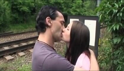 Out Sexxx: Los amateurs tienen sexo al aire libre con una chica...