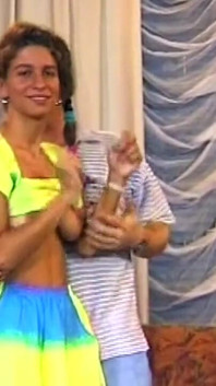 Tgirl göğüsleri emiyor ve özensiz ön sevişmede yarak okşanıyor