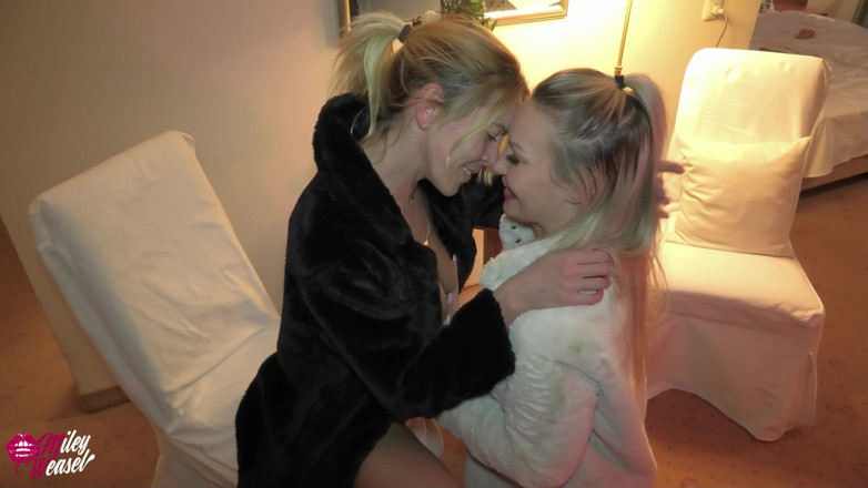 Miley Weasel: 2 Niegrzeczne blond dziwki w butach i futrze!
