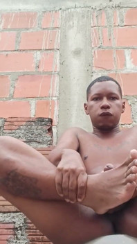 Amatör bigdick büyük zenci yarağı ayaklarına 31 çekiyor ve boşalıyor