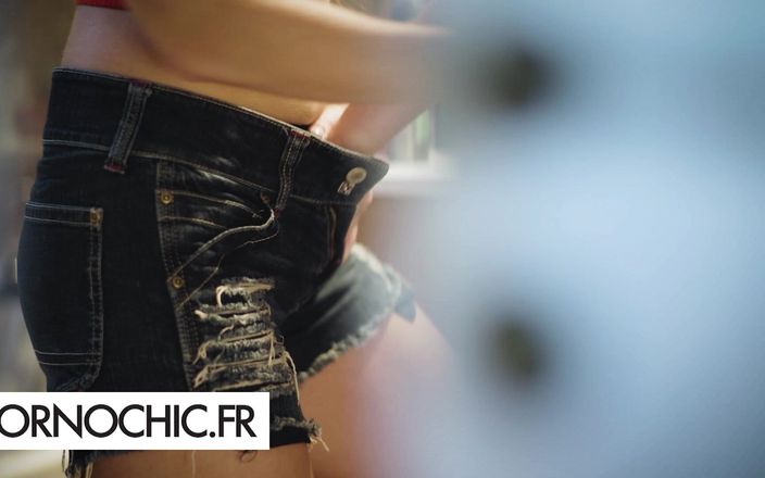 Pornochic: Alice Martin ve spodním prádle pro jejího muže