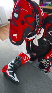 Jugando con botas de motocicleta