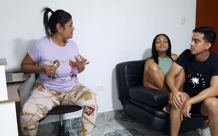 Aly: Me follo a mi hermanastra mientras mi madrastra trabaja desde...
