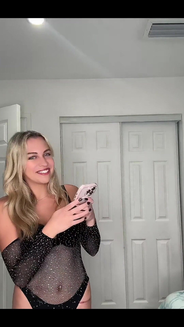 Tiffstreatsxoxo: Omg Wyd Robi tu z powrotem z tym malutkim krewetki?