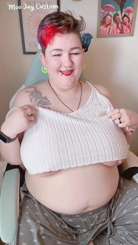 게임을 하는 동안 거대한 젖탱이를 노출하는 POV 롤플레이