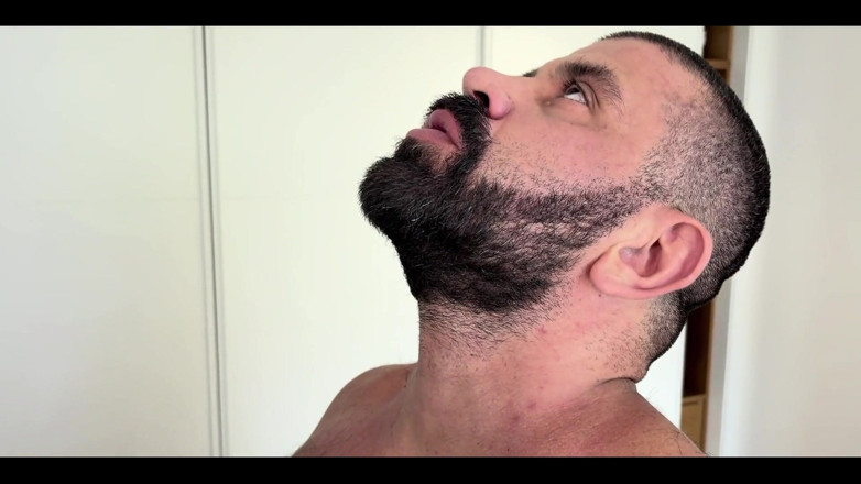 Massive daddy xxx: Tatăl vitreg masiv fute un urs mic păros