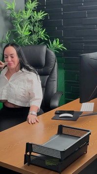 Iluvshauna wird auf dem schreibtisch bei der arbeit gefickt, bts