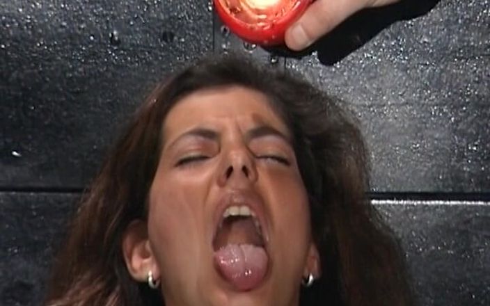German amateur couples: Hermosa muñeca alemana rociada con esperma después de un trío...
