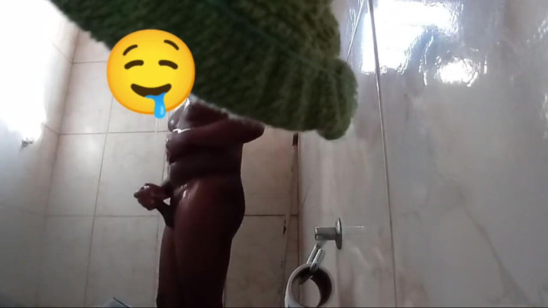 Office Hot: Kamarád ve sprše