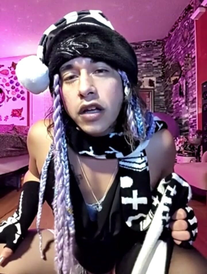 TSJade95: Gotik kız acınası çocuğa hükmediyor