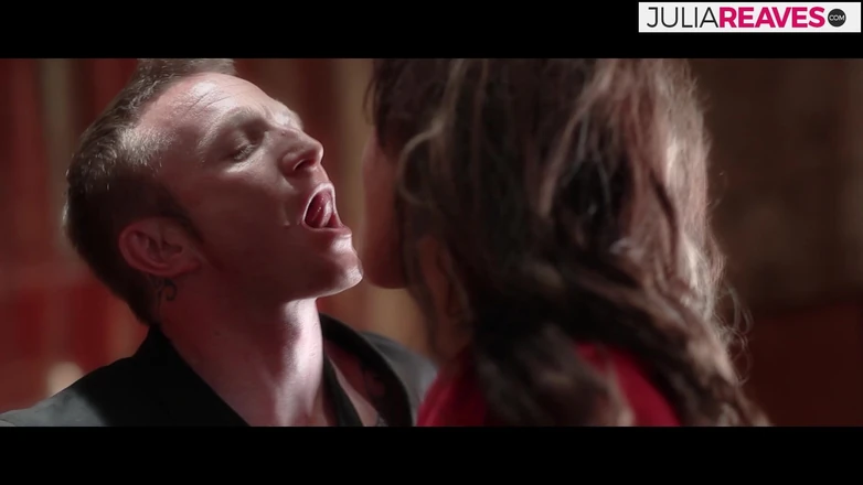 Fuck HQ: Una troia arrapata che ama essere scopata da dietro