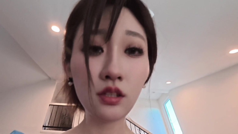 Chloe Lin: 亚洲人妻开箱情趣用品，当场被快递员操翻