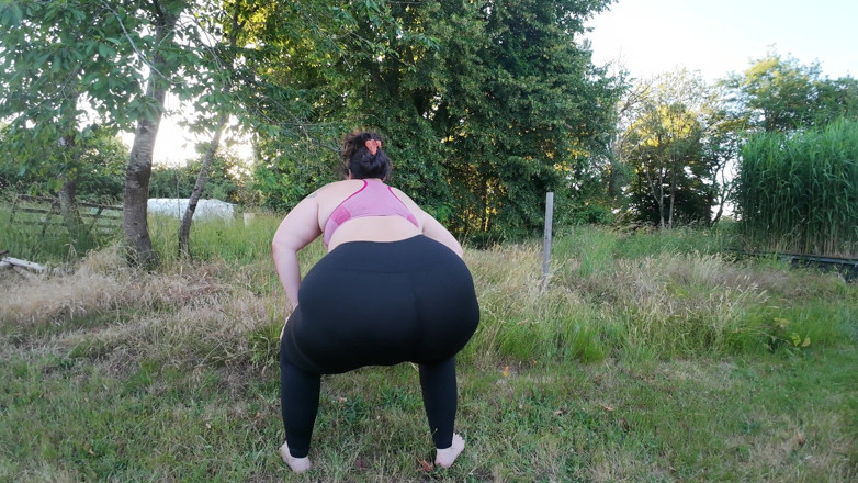 BBWorking: Carry &amp;Reward 5 - stark BBW fru klär av sig och bär sin...