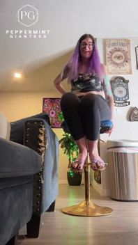 6'7 赤脚巨人在家里的一切上塔！身高比较 + 家务 第一人称视角