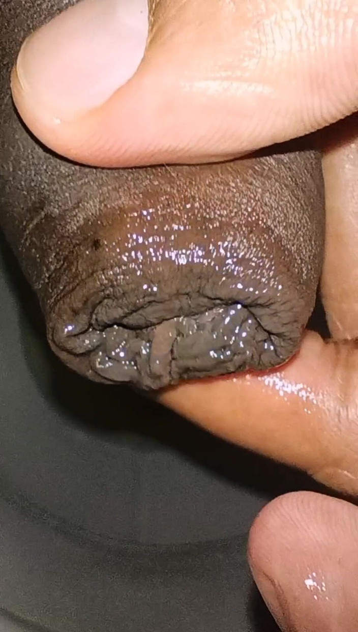 Tommhot: J’adore l’urine. Regardez cette compilation d’urine délicieuse.