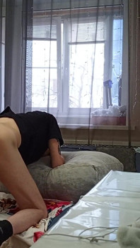 Сусід доїть член, а потім робить глибокий мінет перед камшотом